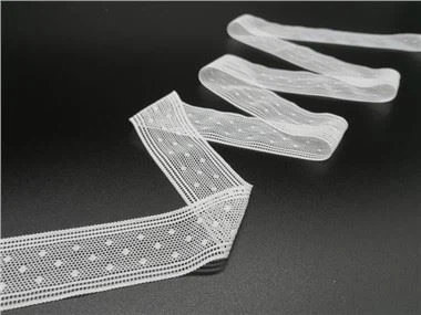 Узкое нижнее белье с кружевной отделкой